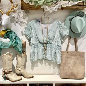 Beautiful mint dream floral boho blouse w shabby chic resort vacay vibe